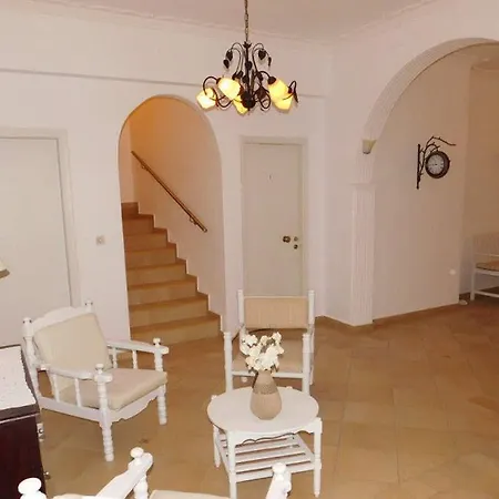 بيت ضيافة Galini 2*