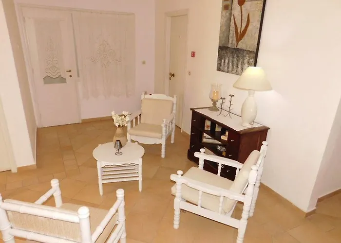 嘉里尼酒店 2* 纳乌萨